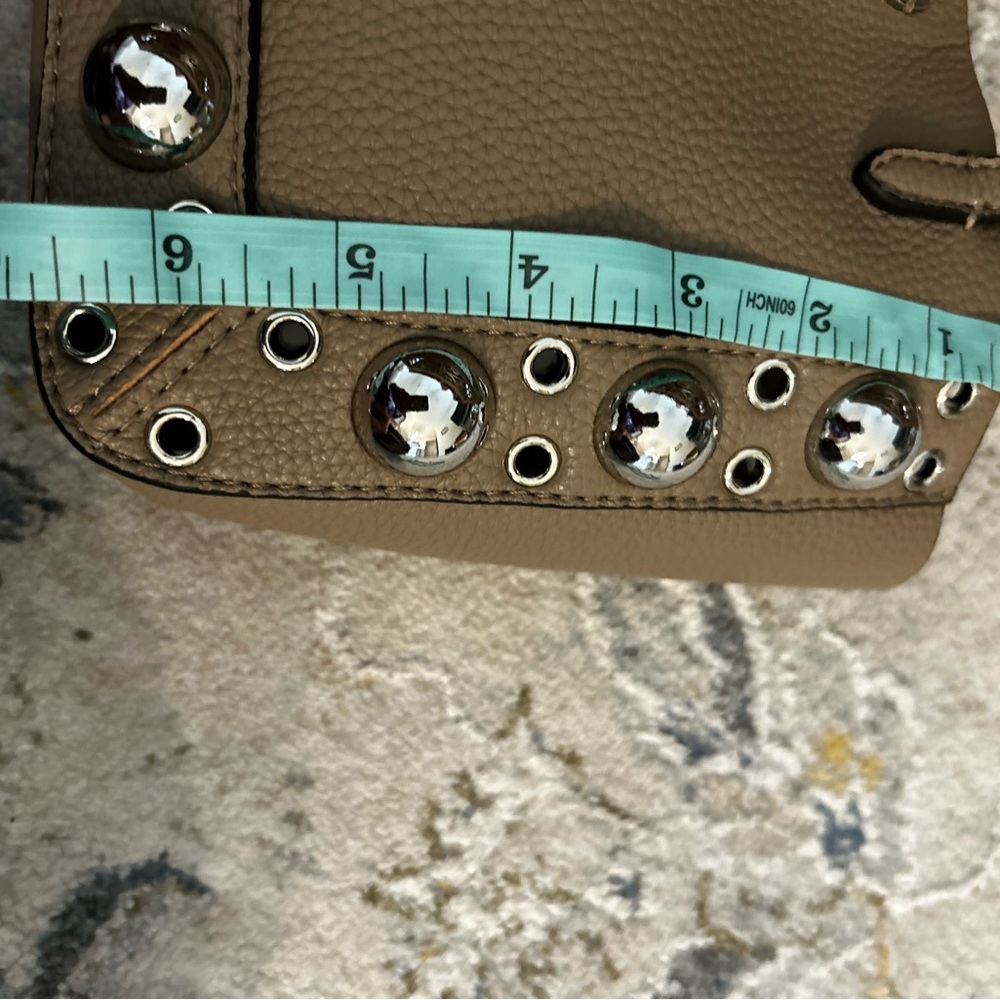 Valentino (not authentic) Tan Studded Women's Bag - Picture 4 of 5